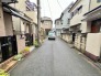 落ち着いた住宅街の風景に溶け込み、日常の穏やかな空気感が漂う心地よい環境です。