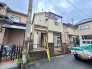 周囲の街並みに自然と馴染み、落ち着いた佇まいを見せる住まいの外観です。
