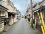 落ち着いた住宅街の雰囲気が漂い、日々の暮らしに安らぎを感じさせてくれる静かな街並みです。