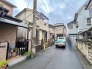 穏やかな住宅街の落ち着いた空気が流れ、日々の暮らしがゆっくりと溶け込んでいく心地よい風景です。