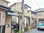 落ち着いた住宅街の風景に溶け込み、日常の心地よさを感じさせる端正な佇まい。