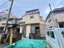 周辺環境と穏やかに調和し、日々の暮らしを優しく受け止める落ち着いた佇まいです。