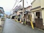 穏やかな時間が流れる閑静な住宅街で、日々の暮らしに寄り添う落ち着いた佇まいの街並みが広がっています。