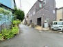 閑静な住宅街の中にあり、日々の暮らしに穏やかな落ち着きを感じさせる住環境です。