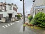 静かな住宅地の中にあり、近隣との程よい距離感が保たれた落ち着いた住環境が広がっています。