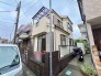 周囲の街並みに穏やかに溶け込みながら、日々の暮らしを優しく包み込む佇まいが魅力の住まいです。