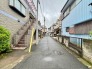 穏やかな空気が流れる住宅街に位置し、日々の暮らしに寄り添う落ち着いた周辺環境が魅力です。