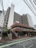 街並みに馴染みながらも確かな存在感を放ち、日々の生活を穏やかに支える住まいです。