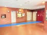 レンガ調の壁面が重厚で趣のある佇まいを感じさせ、日常に安心感と温もりを添えてくれる共用空間です。