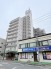 街並みに溶け込みながらも存在感を放つ、端正で落ち着いた佇まいの外観です。