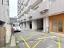 日々の暮らしに溶け込む、落ち着いた街並みと調和した日常的なアプローチです。