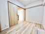 木の温もりを感じるナチュラルな色合いで統一された、穏やかな空気が流れる住空間です。