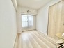 淡い木目調のデザインが空間に柔らかさをもたらし、心穏やかに過ごせる心地よい余白を感じさせます。