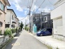周辺の建物と調和しながら、日常の穏やかな空気感が漂う閑静な住宅街の風景です。