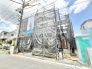 新しい暮らしの始まりを感じさせる、静かな街並みに馴染む建築中の風景です。