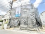 未来の暮らしを育む、静かな住宅街に佇む住まいの建設風景です。