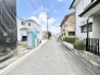 穏やかな住宅街の風景が広がり、日々の暮らしに安らぎを感じさせてくれる落ち着いた住環境です。