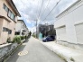 閑静な住宅街に位置し、穏やかな日常が流れる落ち着いた住環境が広がっています。