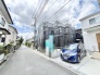 閑静な住宅街の中に、これからの暮らしの拠点となる住まいが丁寧に形作られています。