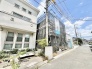 周辺環境に溶け込み、落ち着いた時間が流れる閑静な住宅街の一角です。