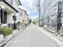 落ち着いた住宅街の風景に溶け込み、日常の静けさが漂う穏やかな周辺環境が広がります。