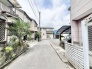 落ち着いた住宅街の風景に溶け込み、日常の心地よさを感じさせる穏やかな住環境が広がっています。