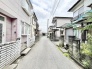 穏やかな日常の気配が漂う、落ち着いた住宅街の静かな風景です。