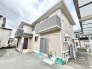 落ち着いた色合いの外壁が街並みに馴染み、家族が穏やかに過ごせる住まいの佇まいが広がっています。