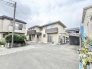 落ち着いた住宅街の雰囲気に溶け込む、日々の暮らしが穏やかに流れる住まいです。