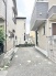 周囲を建物に囲まれた、落ち着きのある静かな時間が流れる住環境です。