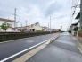 空が広がり見通しの良い、静かで落ち着いた住宅街の風景が広がっています。