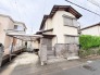 穏やかな住宅街に馴染む落ち着いた佇まいで、日々の暮らしに安らぎを感じさせる住まいです。