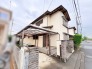 街並みに溶け込む落ち着いた佇まいで、日々の暮らしに安らぎを感じさせてくれる住まいです。