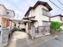 周囲の街並みに自然に溶け込む、落ち着きと安心感のある穏やかな佇まいの住まいです。