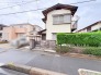 周辺環境と調和する落ち着いた佇まいが、穏やかで心地よい暮らしの風景を演出しています。