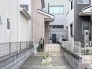 整然とした住宅街の中にあり、周囲と調和しながらも落ち着いた佇まいを見せる住まいへのアプローチです。