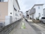 落ち着いた街並みに溶け込む、静かな空気が流れる住環境のアプローチです。