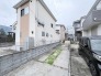 周辺の住環境と調和する、落ち着いた佇まいの住まいが日々の暮らしを穏やかに包み込みます。