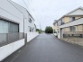 閑静な住宅街に位置し、穏やかな日常が流れる落ち着いた住環境が広がっています。
