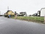 周囲を落ち着いた住宅に囲まれ、これからの暮らしを自由に描き出せる広やかな土地の景観です。