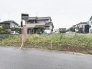 静かな住宅街に位置し、穏やかな時間の流れを感じられる開放的な空間が広がっています。