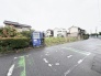 周辺環境に溶け込みつつ、穏やかな空気感が漂う土地の様子です。