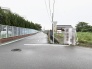周辺環境に溶け込み、穏やかな時間が流れる落ち着いた街並みの風景です。