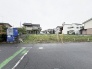 穏やかな住宅街に位置する、空が広く感じられる開放的な土地の佇まいです。