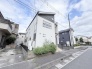 洗練されたフォルムが街並みに馴染む、落ち着きと気品を兼ね備えた佇まい。