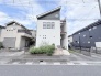 洗練されたシルエットと落ち着いた色合いが、街並みに美しく溶け込む住まいです。