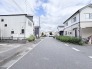 空が広く見渡せる閑静な住宅街で、穏やかな日常が流れる落ち着いた住環境が広がっています。