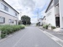 穏やかな空気が流れる閑静な住宅街で、日々の暮らしに安らぎを感じられる落ち着いた住環境が整っています。