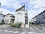 洗練されたフォルムが街並みに馴染む、静かで落ち着いた佇まいが魅力の住まいです。