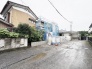 落ち着いた住宅地の一角に位置し、穏やかな暮らしを予感させる静かな環境が広がっています。